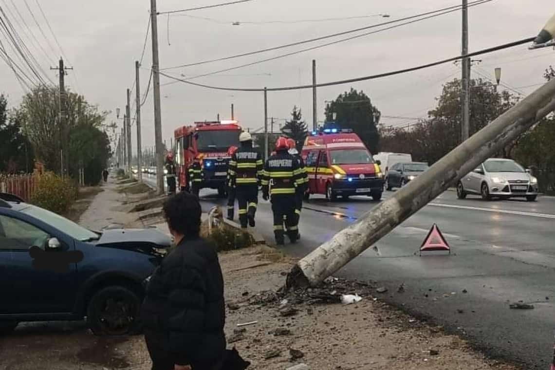 O tânără șoferiță a intrat cu autoturismul într-un stâlp, în localitatea Tătărani