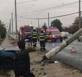 O tânără șoferiță a intrat cu autoturismul într-un stâlp, în localitatea Tătărani