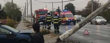 O tânără șoferiță a intrat cu autoturismul într-un stâlp, în localitatea Tătărani