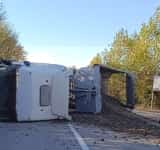 Coliziune între un autocamion plin cu balast și un autoturism, pe un drum din Bucov. Traficul este blocat complet, în zona Grădinii Botanice