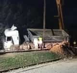 Autocamionul răsturnat în zona Grădinii Botanice de la Bucov a fost repus pe roți, cu ajutorul unei macarale de mare tonaj (video)