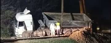 Autocamionul răsturnat în zona Grădinii Botanice de la Bucov a fost repus pe roți, cu ajutorul unei macarale de mare tonaj (video)