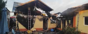 Intervenție a pompierilor prahoveni, luni dimineață, în comuna Olari, unde o casă și anexe gospodărești au fost cuprinse de flăcări