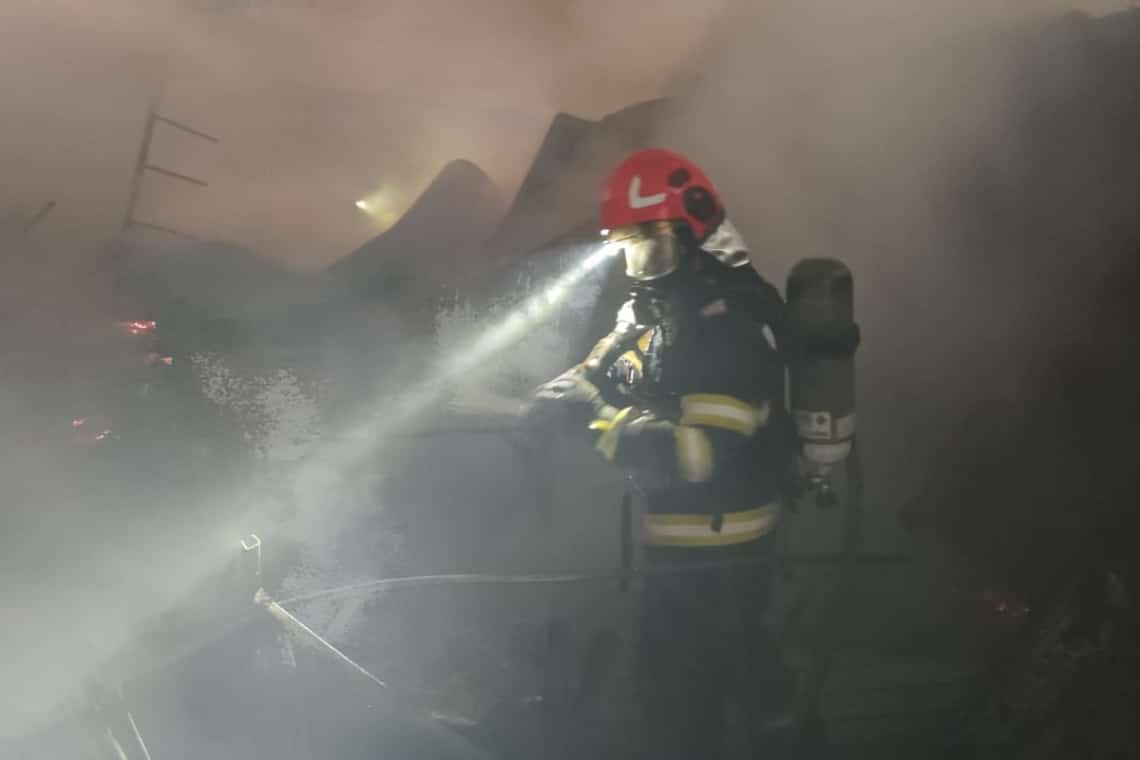 Coșul de fum deteriorat a lăsat o familie din comuna Apostolache fără acoperiș deasupra capului