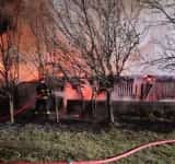 Un atelier de tâmplărie și mai multe anexe, cuprinse de flăcări, noaptea trecută, în comuna Brebu