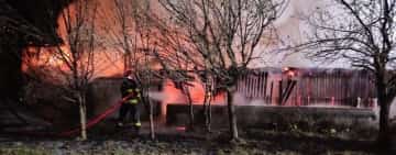 Un atelier de tâmplărie și mai multe anexe, cuprinse de flăcări, noaptea trecută, în comuna Brebu
