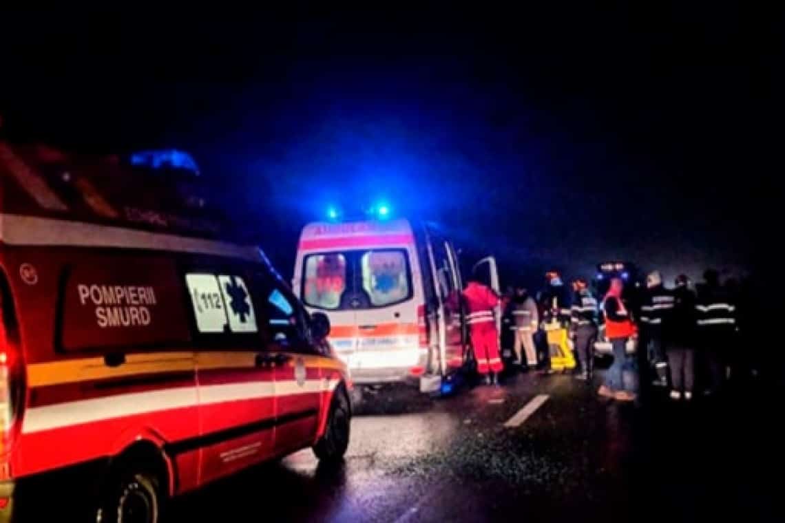 Un autoturism a intrat într-un parapet de pe DN1, la Comarnic. Două persoane au rămas blocate în mașină