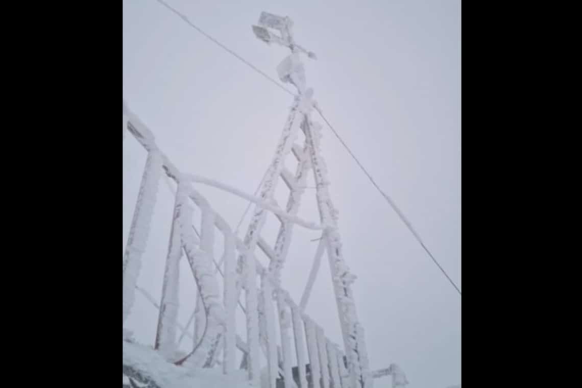 Vânt de Cod roșu la peste 1800 metri altitudine, în munții Bucegi. La Vârful Omu, rafale de 140 km/h