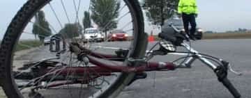Accident rutier în Puchenii Mari. Un biciclist a intrat într-un autoturism!