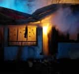 O casă și mai multe anexe gospodărești au fost mistuite de flăcări, noaptea trecută, în comuna Salcia