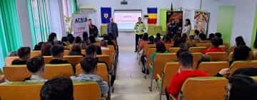 Educația rutieră în școli - activități de prevenire desfășurate de polițiștii prahoveni