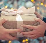 Peste 70% dintre companiile din România participante la un sondaj au răspuns că le vor da angajaților cadouri în bani sau coșuri cu produse, de Sărbători!