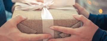 Peste 70% dintre companiile din România participante la un sondaj au răspuns că le vor da angajaților cadouri în bani sau coșuri cu produse, de Sărbători!