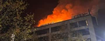 Incendiu puternic într-un hotel din Ploiești. Mai multe persoane s-au autoevacuat
