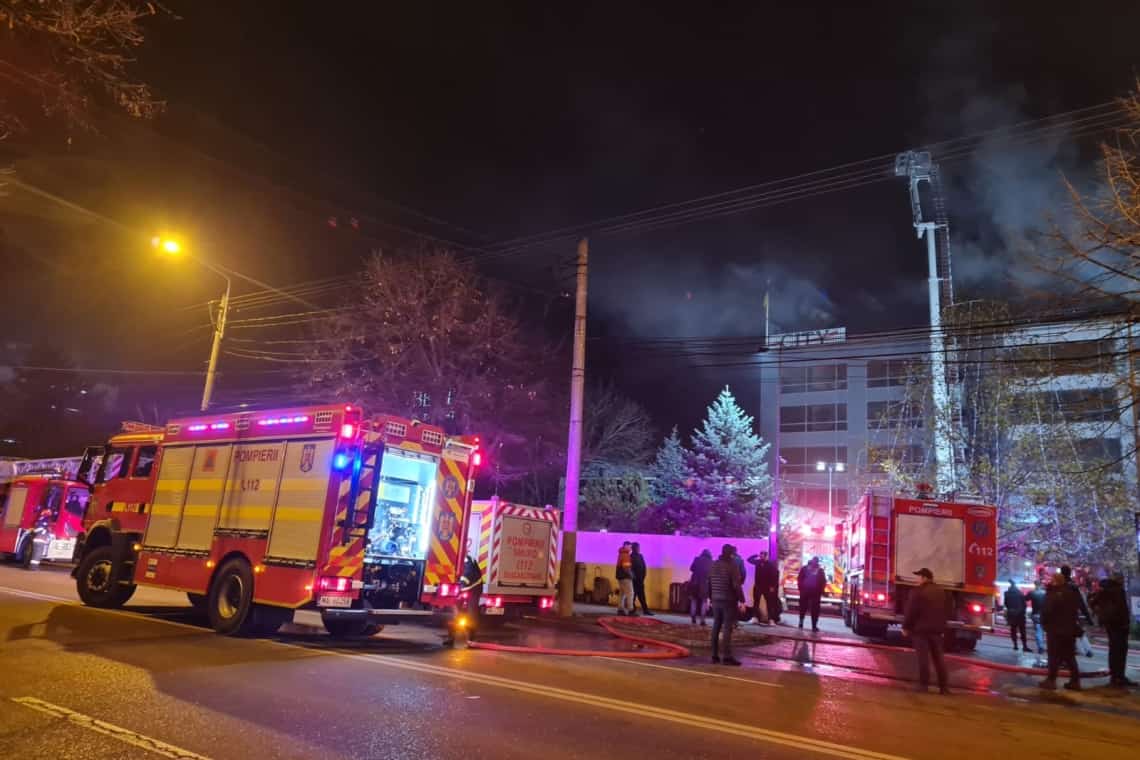 Incendiul care a cuprins acoperișul hotelului City din Ploiești a afectat circa 700 de metri pătrați. Nu sunt victime
