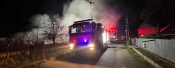 Doi bărbați au suferit arsuri într-un incendiu care a cuprins o casă din Filipeștii de Pădure, noaptea trecută