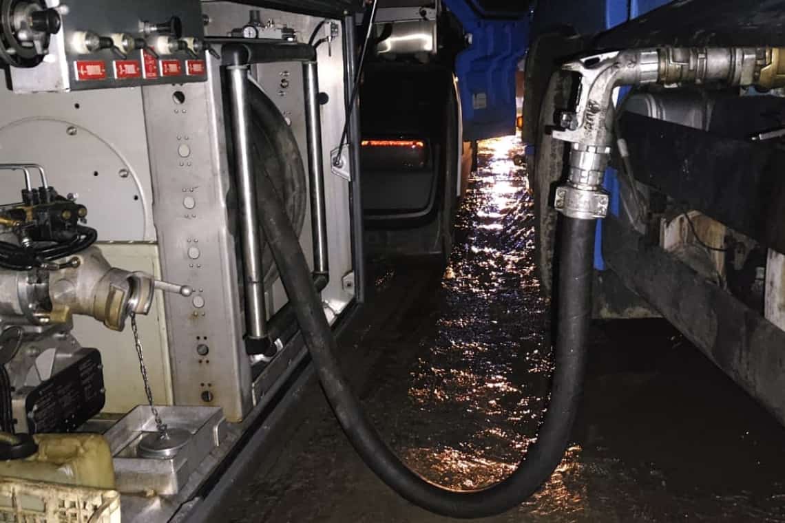 Doi șoferi, prinși de jandarmi în timp ce transferau ”profesionist” 900 de litri de combustibil dintr-o cisternă în alta