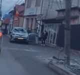 Beat criță, un bărbat de 62 de ani a intrat cu mașina într-un stâlp și s-a răsturnat pe DN1A, în Vălenii de Munte