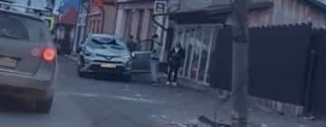 Beat criță, un bărbat de 62 de ani a intrat cu mașina într-un stâlp și s-a răsturnat pe DN1A, în Vălenii de Munte