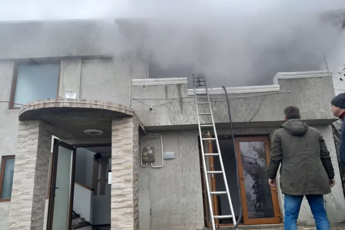 Incendiu în comuna Gornet. O casă a fost cuprinsă de flăcări