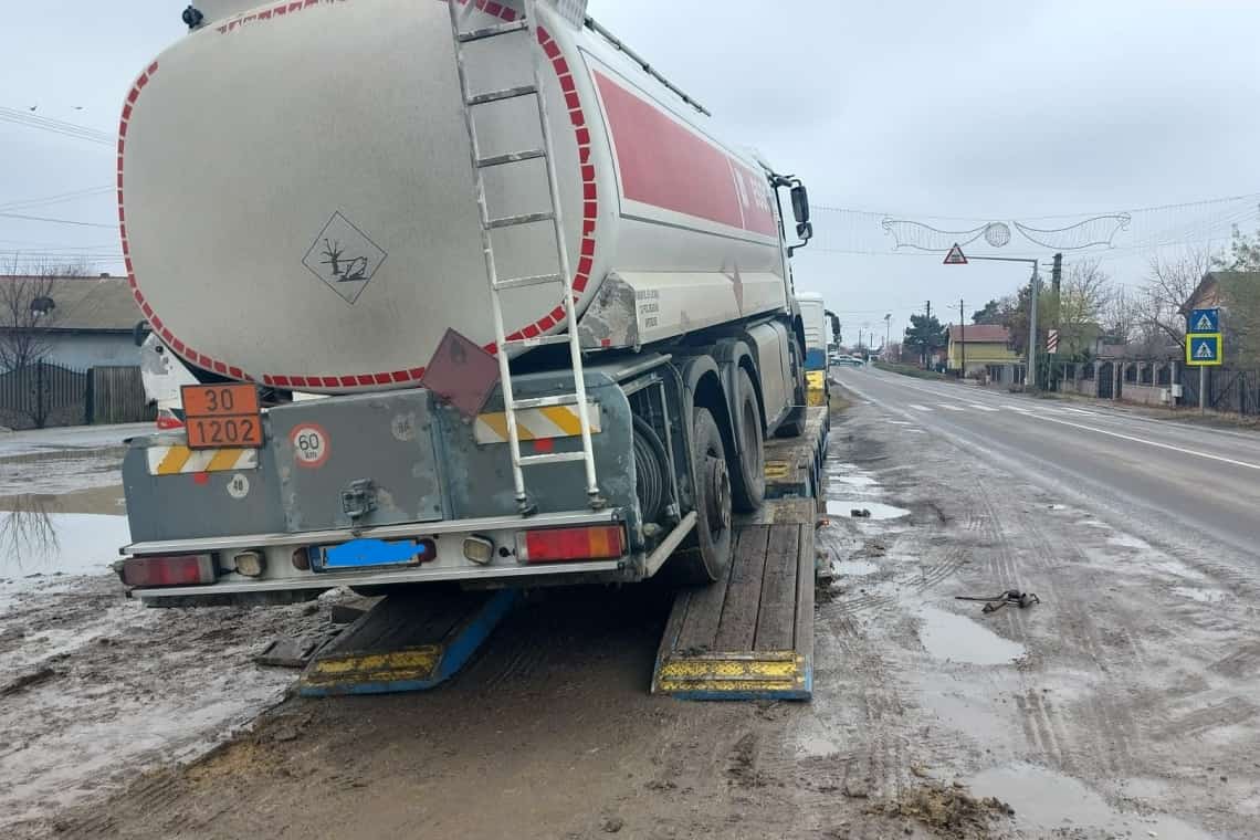 UPDATE/ Pericol pe DN1A: o cisternă plină cu motorină, transportată pe un trailer, s-a desprins din sistemul de prindere