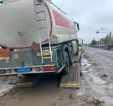 UPDATE/ Pericol pe DN1A: o cisternă plină cu motorină, transportată pe un trailer, s-a desprins din sistemul de prindere