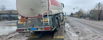 UPDATE/ Pericol pe DN1A: o cisternă plină cu motorină, transportată pe un trailer, s-a desprins din sistemul de prindere