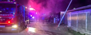 Un bărbat a suferit arsuri, iar zeci de porci și păsări au ars într-un incendiu de proporții, în comuna Berceni