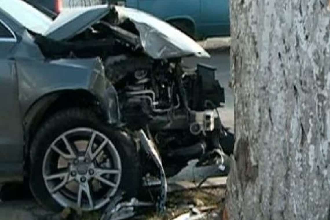 O șoferiță a ajuns la spital după ce a intrat cu autoturismul într-un copac, pe o stradă din Urlați