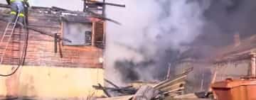 O familie din comuna Teișani a rămas fără acoperiș deasupra capului, înainte de Crăciun! Un incendiu le-a mistuit casa, din cauza coșului de fum neprotejat