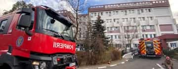 Pompierii, solicitați la Spitalul CF Ploiești, pentru stingerea unui incendiu