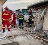 Explozie la o casă din comuna Râfov. O bătrânică de 80 de ani, blocată între dărâmături