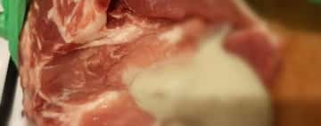 ”Surpriză” șocantă găsită de un ploieștean într-o bucată de ceafă de porc provenită din Germania!