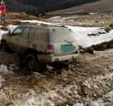 Trei tineri care au rămas blocați cu autoturismul de teren pe un drum noroios din Tabla Buții au apelat la salvamontiști să-i ajute