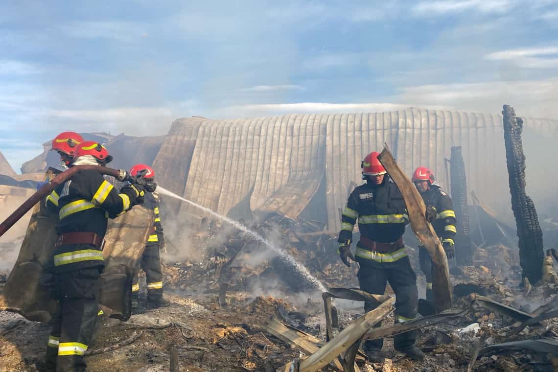 Echipele de căutare au mai găsit trupul unui copil decedat în incendiul de la Ferma Dacilor. Căutările continuă