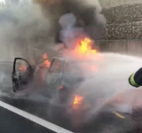 Autoturism în flăcări pe Autostrada București - Ploiești. Patru persoane au reușit să scape din incendiu