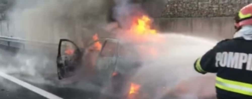 Autoturism în flăcări pe Autostrada București - Ploiești. Patru persoane au reușit să scape din incendiu