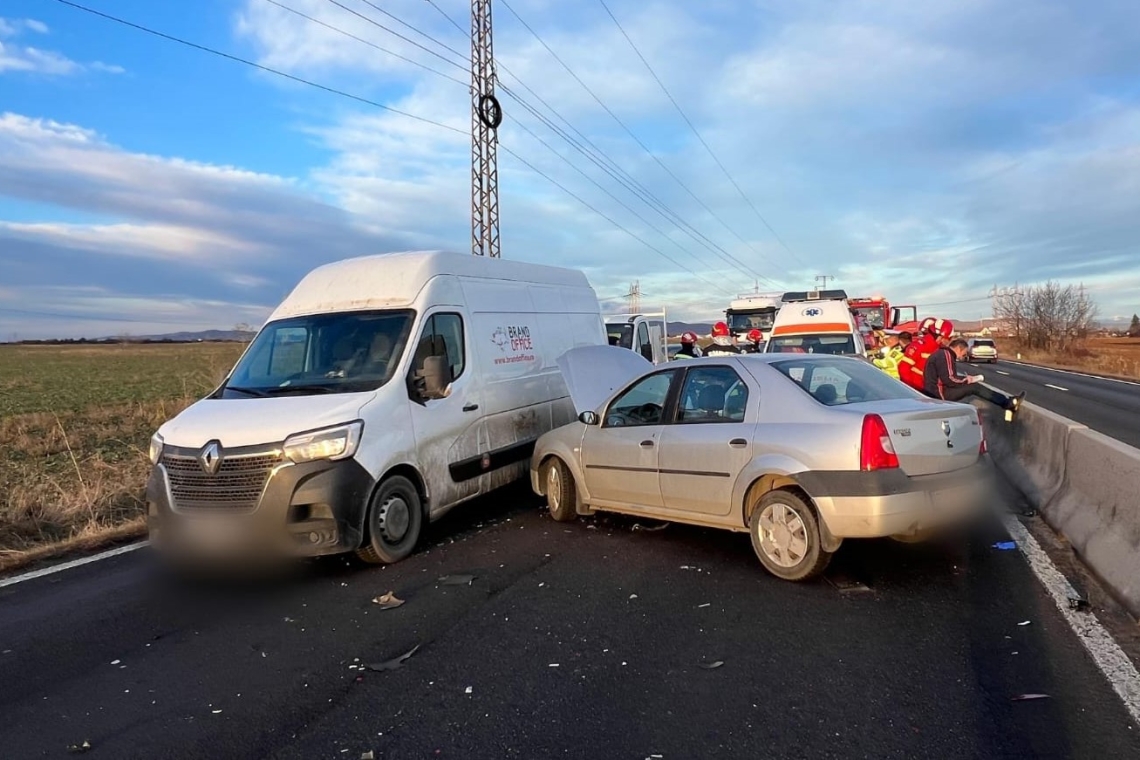 O femeie a rămas blocată într-un autoturism, pe DN1, în zona orașului Băicoi, după coliziunea cu o autoutilitară