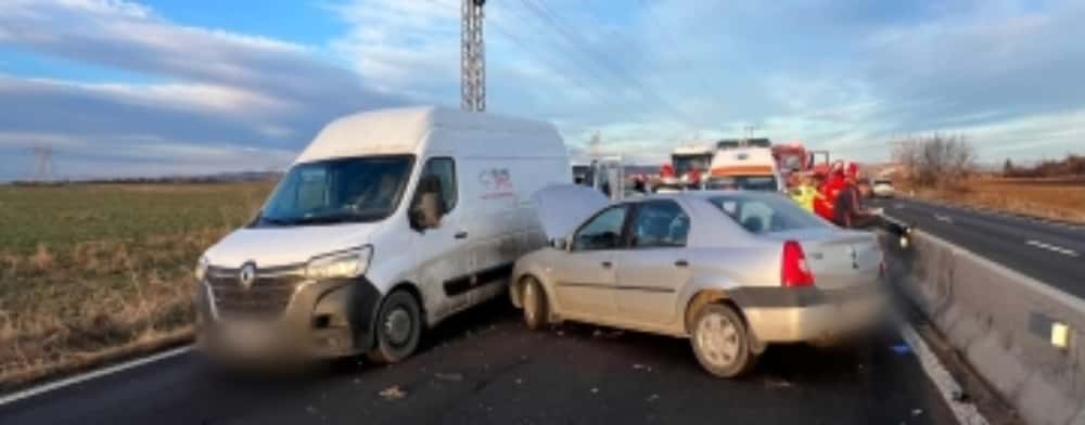 O femeie a rămas blocată într-un autoturism, pe DN1, în zona orașului Băicoi, după coliziunea cu o autoutilitară