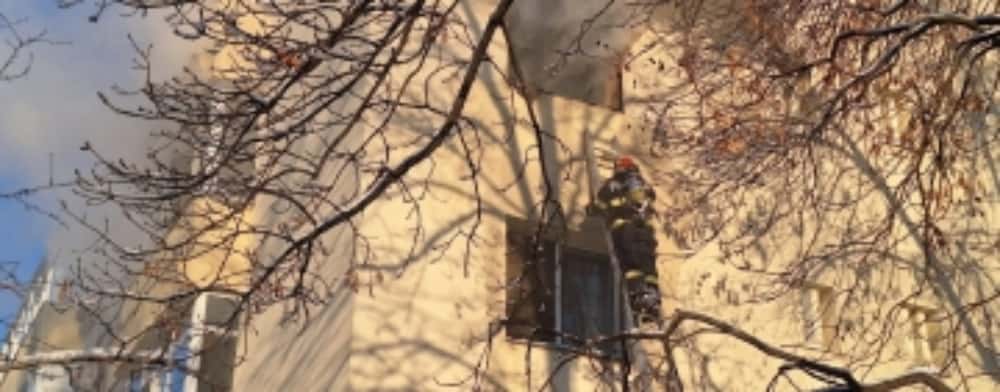 O femeie din Iași a sărit cu copilul de la etajul 3, după ce apartamentul îi luase foc. Acum sunt amândoi în stare gravă