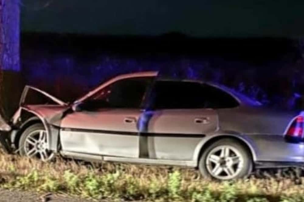 Accident/ Un tânăr de 20 de ani, fără permis de conducere și băut, a intrat cu autoturismul într-un copac, la Gornet