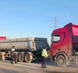Polițiștii de la Rutieră, cu ochii pe transportatorii de ”bunuri divizibile”, în zona Târgșoru Vechi