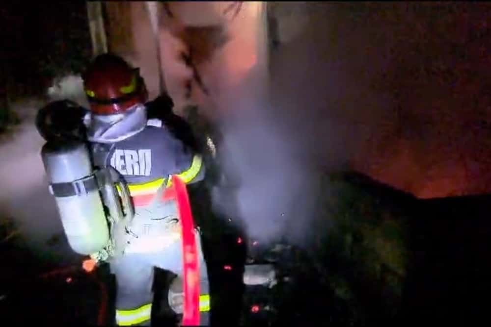 O casă a fost mistuită de flăcări, noaptea trecută, în comuna Starchiojd