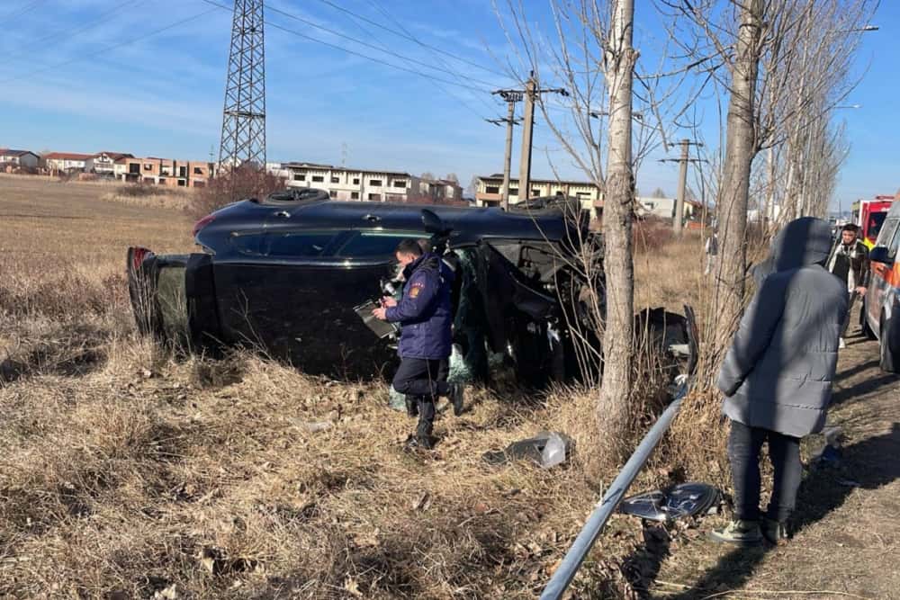 Un autoturism s-a răsturnat în afara carosabilului, după o coliziune între trei autovehicule, la ieșire din Ploiești spre Păulești