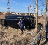 Un autoturism s-a răsturnat în afara carosabilului, după o coliziune între trei autovehicule, la ieșire din Ploiești spre Păulești