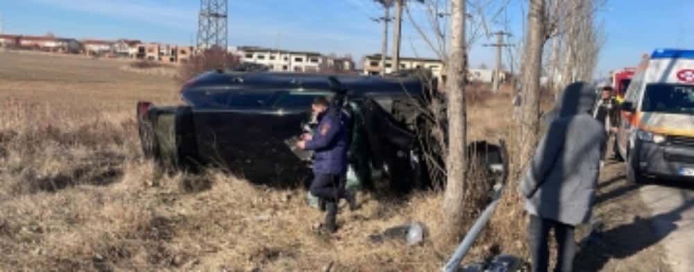 Un autoturism s-a răsturnat în afara carosabilului, după o coliziune între trei autovehicule, la ieșire din Ploiești spre Păulești