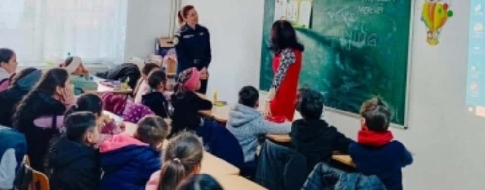 Polițiștii prahoveni, în acțiune la unități de învățământ din Mizil. Aflați ce teme de discuție au abordat cu elevii