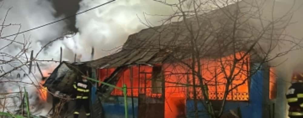 O familie din comuna Poienarii Burchii a rămas fără acoperiș deasupra capului, în toiul iernii