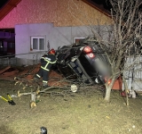 Un autoturism s-a răsturnat, noaptea trecută, pe un drum din comuna Drajna, și a intrat în gardul unei case
