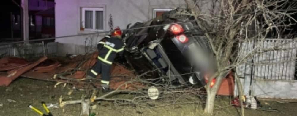 Tânărul care s-a răsturnat cu mașina noaptea trecută, la Drajna, era băut și fugea de poliție în momentul accidentului